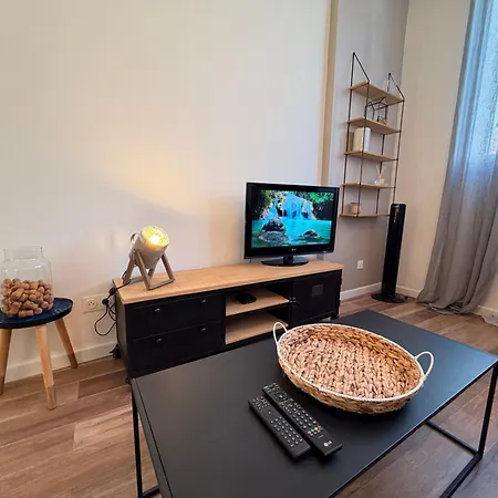 Paulin Cosy Et Confortable Proche Centre דירה *